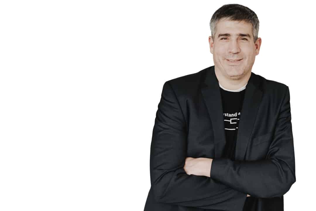 Bernd-stehend-im-Sakko-mit-verschraenkten-Armen-1